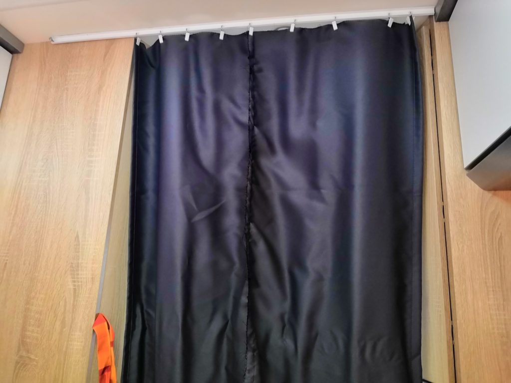 Vorhang vor dem Bett im Kastenwagen