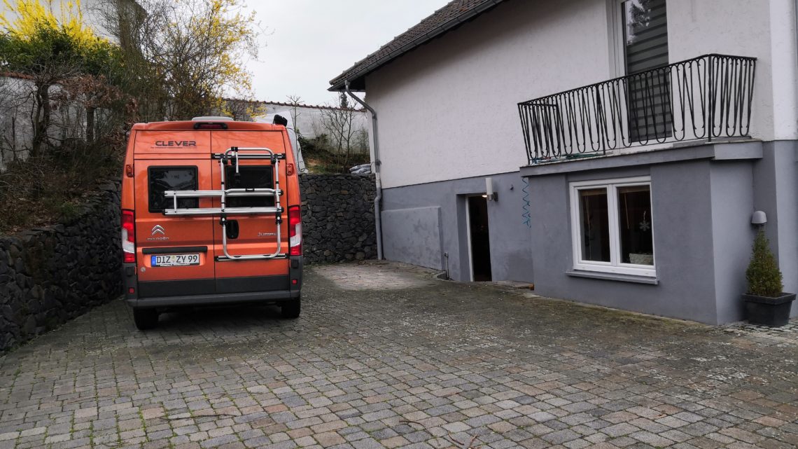 Wir bleiben zu Hause – Corona lähmt uns Wir bleiben zu Hause – Corona lähmt uns
