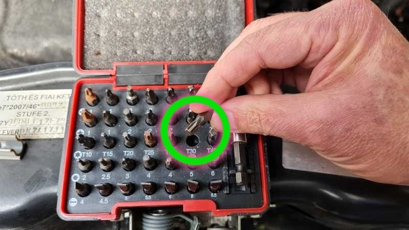 Du brauchst einen Torx 30
