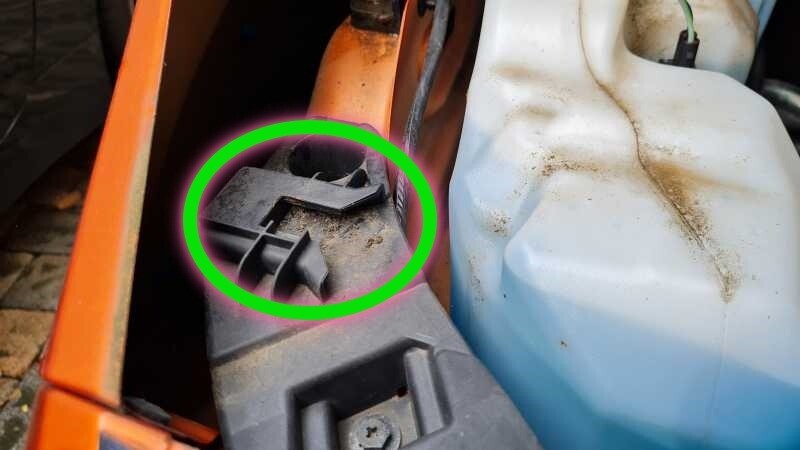 Vorsicht, der Scheinwerfer hat zwei Plastikhalterungen, in die er hineingeschoben werden muss