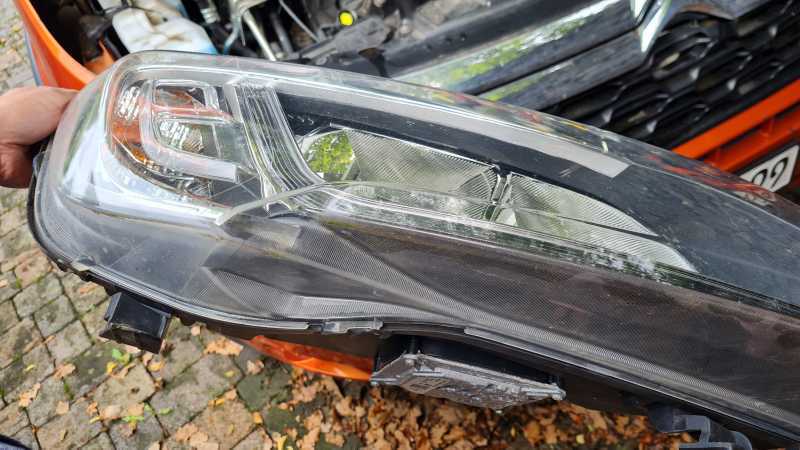 Scheinwerfer wieder einbauen