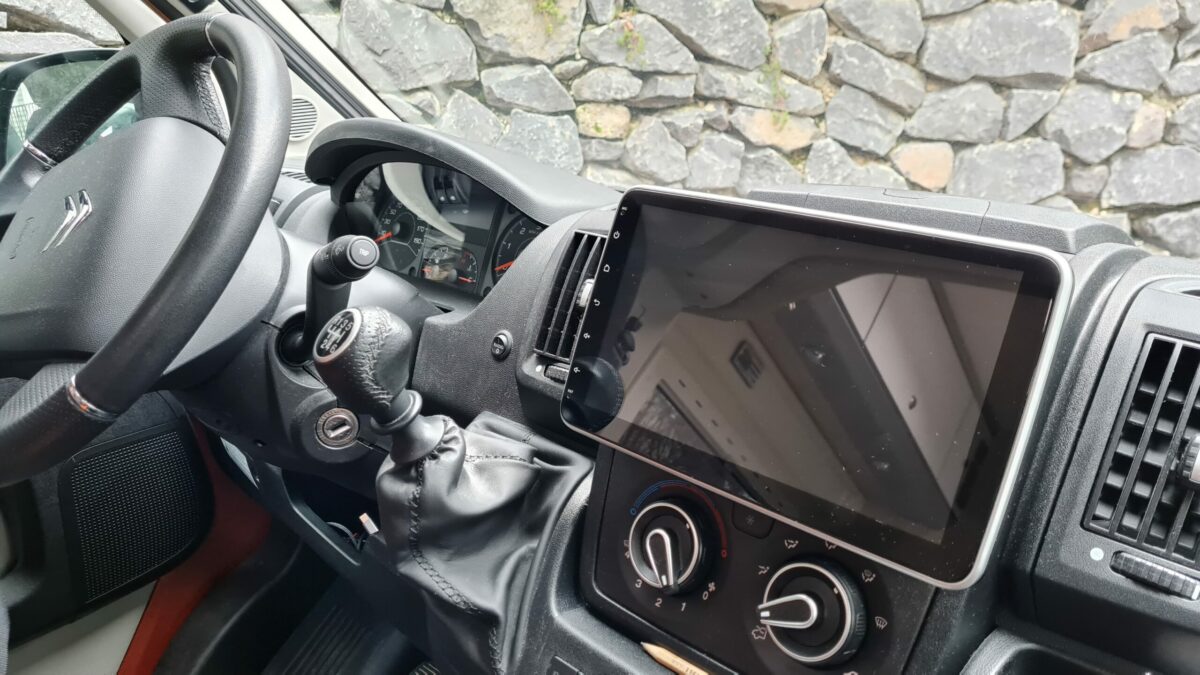 So fügt sich das Android 10,1 Autoradio in unser Wohnmobil ein
