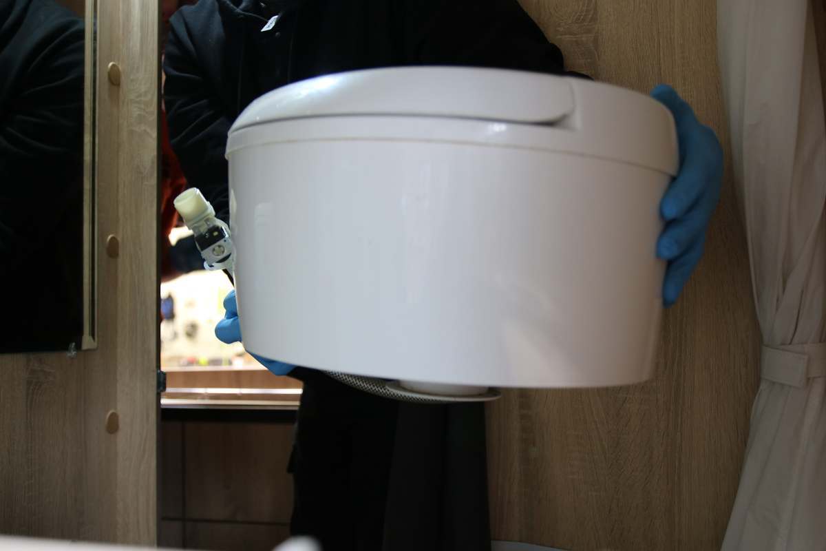 Herausnehmen der Toilettenschüssel.