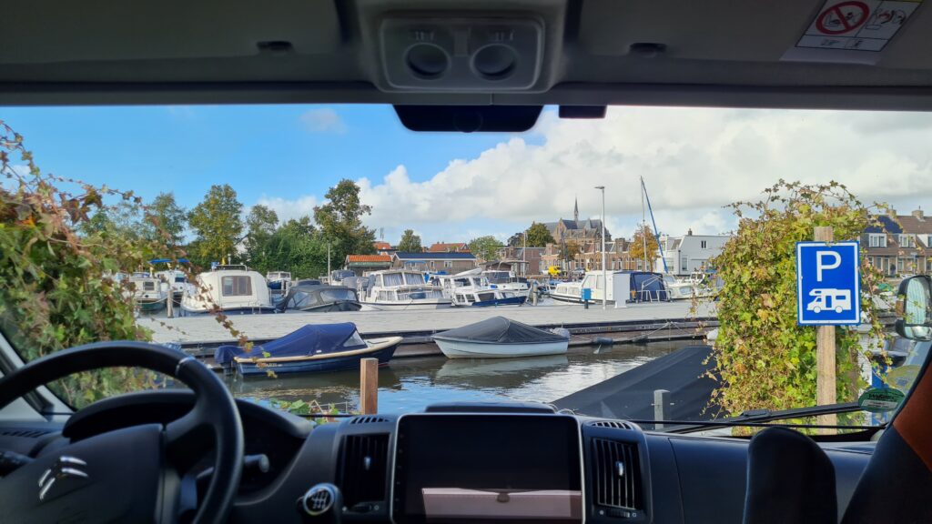 Im Yachthafen von Sneek, eng aber zentral gelegen.